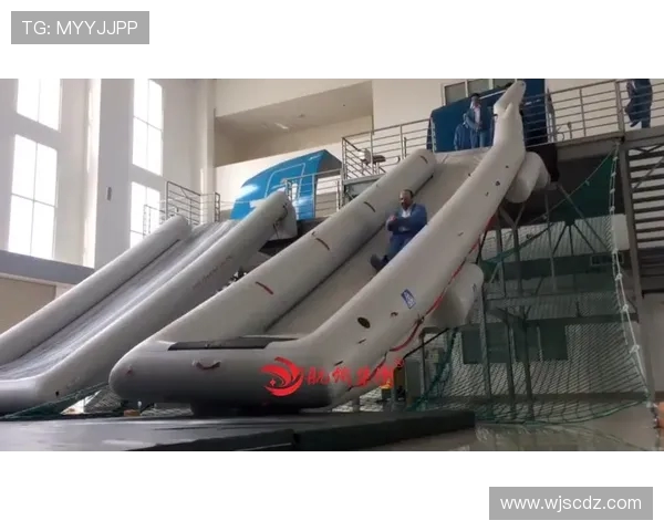 民用飞机应急滑梯的快速部署逻辑